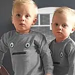 Visage, Nez, Joue, Peau, Head, Joint, Coiffure, Facial Expression, Neck, Baby & Toddler Clothing, Sleeve, Debout, Gesture, Grey, Bambin, Collar, Happy, Enfant, Baby, T-shirt, Personne