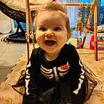 Joue, Sourire, Head, Yeux, Sleeve, Baby & Toddler Clothing, Happy, Bambin, Baby, Chair, Bois, T-shirt, Enfant, Fun, Assis, Play, Room, Leisure, Baby Products, Personne