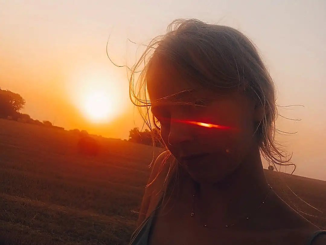 Ciel, People In Nature, Flash Photography, Vision Care, Eyewear, Happy, Arbre, Body Of Water, Dusk, Astronomical Object, Herbe, Sunset, Black Hair, Horizon, Grassland, Landscape, Lens Flare, Tints And Shades, Sunrise, Meadow, Personne