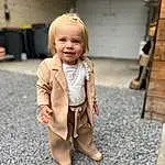 Clothing, Visage, Peau, Head, Sourire, Coiffure, Jambe, Dress, Sleeve, Street Fashion, Bois, Baby & Toddler Clothing, Bambin, Happy, Baby, Suit, Door, Stairs, Personne, Joy