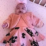 Peau, VÃªtements dâ€™extÃ©rieur, Baby & Toddler Clothing, Sleeve, Baby, Rose, Sourire, Collar, Bambin, Pattern, Baby Sleeping, Magenta, Linens, Bedding, Enfant, Comfort, Peach, Baby Products, Bed Sheet, Bed, Personne