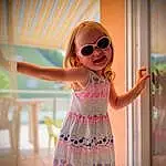 Peau, Sourire, Shoulder, Fenêtre, Jambe, Sunglasses, Goggles, Vision Care, One-piece Garment, Neck, Sleeve, Waist, Happy, Baby & Toddler Clothing, Dress, Eyewear, Rose, Day Dress, Bambin, Fashion Design, Personne