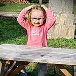 Visage, Hair, Lunettes, Head, Outdoor Bench, Yeux, Meubles, Jambe, Sourire, Plante, Outdoor Furniture, Bois, Sunlight, People In Nature, Happy, Leisure, Herbe, Bench, T-shirt, Personne, Joy