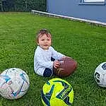 Sports Equipment, Playing Sports, Football, Soccer, Plante, Baballe, Player, Fenêtre, Ball Game, Herbe, Soccer Ball, Sports, Competition Event, Team Sport, Sports Gear, Leisure, Football Player, Recreation, Net, Pelouse, Personne
