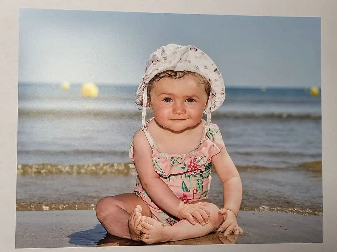 Visage, Peau, Ciel, Flash Photography, Sleeve, Happy, Baby & Toddler Clothing, Plage, Bambin, Headgear, Sourire, Baby, Fun, Herbe, Enfant, People In Nature, Fashion Accessory, Bois, Ocean, Horizon, Personne