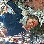 Sourire, Christmas Ornament, Plante, Arbre, Automotive Lighting, Christmas Decoration, Fun, Christmas Tree, Holiday Ornament, NoÃ«l, Event, Holiday, Ornament, Happy, Hiver, Headlamp, Christmas Eve, Conifer, Leisure, Auto Part, Personne, Joy
