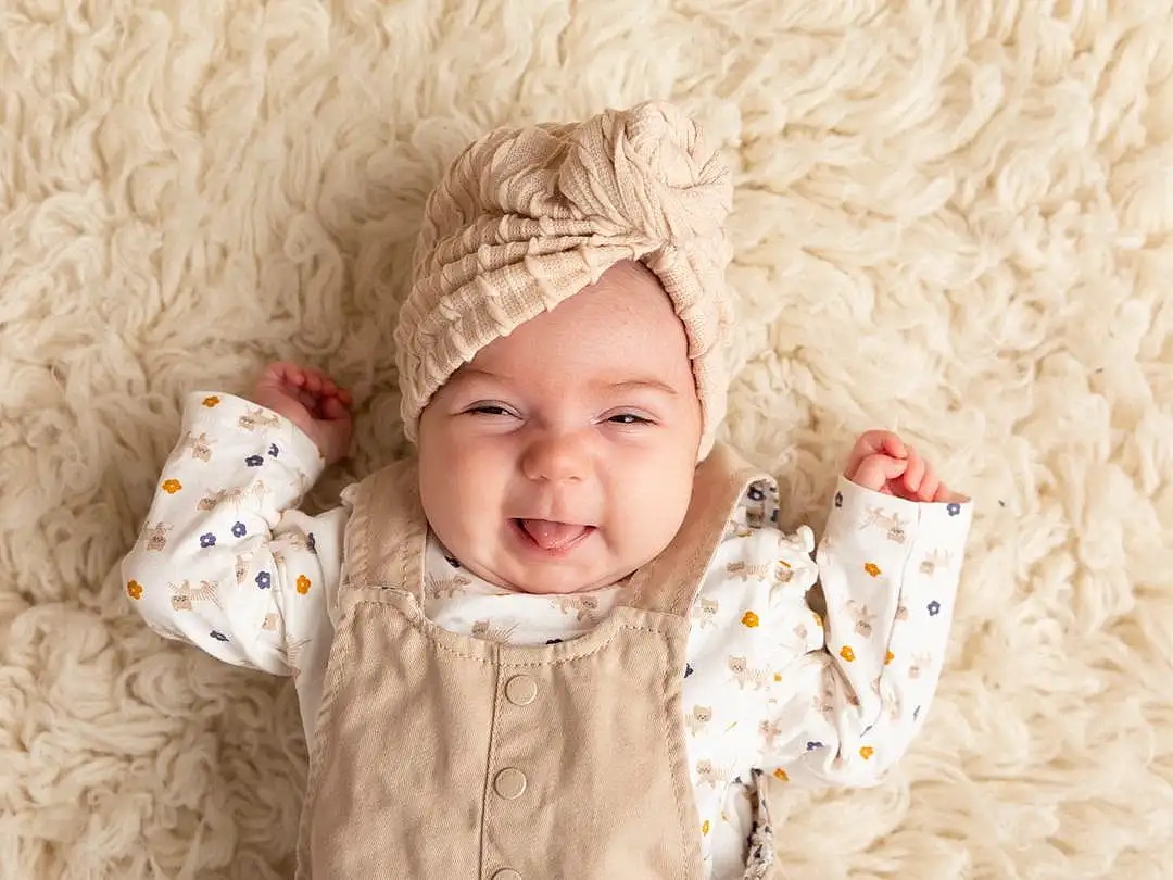 Peau, Sourire, VÃªtements dâ€™extÃ©rieur, Facial Expression, Comfort, Baby & Toddler Clothing, Textile, Sleeve, Happy, Rose, Bambin, Baby, Enfant, Baby Sleeping, Linens, Pattern, Poil, Bois, Wool, Personne, Headwear