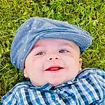 Visage, Head, Sourire, Chin, Yeux, Chapi Chapo, People In Nature, Leaf, Baby, Happy, Sleeve, Headgear, Cap, Herbe, Bambin, Baby & Toddler Clothing, Plante, Plaid, Tartan, Sun Hat, Personne, Headwear