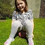 Visage, Shoe, Sourire, Jambe, People In Nature, Sleeve, Flash Photography, Knee, Happy, Herbe, Thigh, T-shirt, Fun, Human Leg, Long Hair, Pelouse, Foot, Pattern, Sock, Brown Hair, Personne, Joy