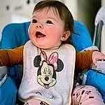Clothing, Visage, Joue, Peau, Head, Hand, Sourire, Bras, Yeux, Facial Expression, Mouth, Baby & Toddler Clothing, Human Body, Comfort, Sleeve, Baby, Finger, Yellow, Happy, Personne