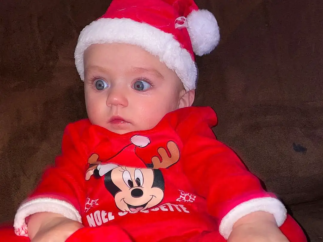 Joue, Head, Chapi Chapo, Sleeve, Baby & Toddler Clothing, Santa Claus, Baby, Lap, Bambin, Comfort, Holiday, Event, Carmine, Fictional Character, Christmas Eve, Noël, Poil, Enfant, Déguisements, Costume Hat, Personne, Headwear
