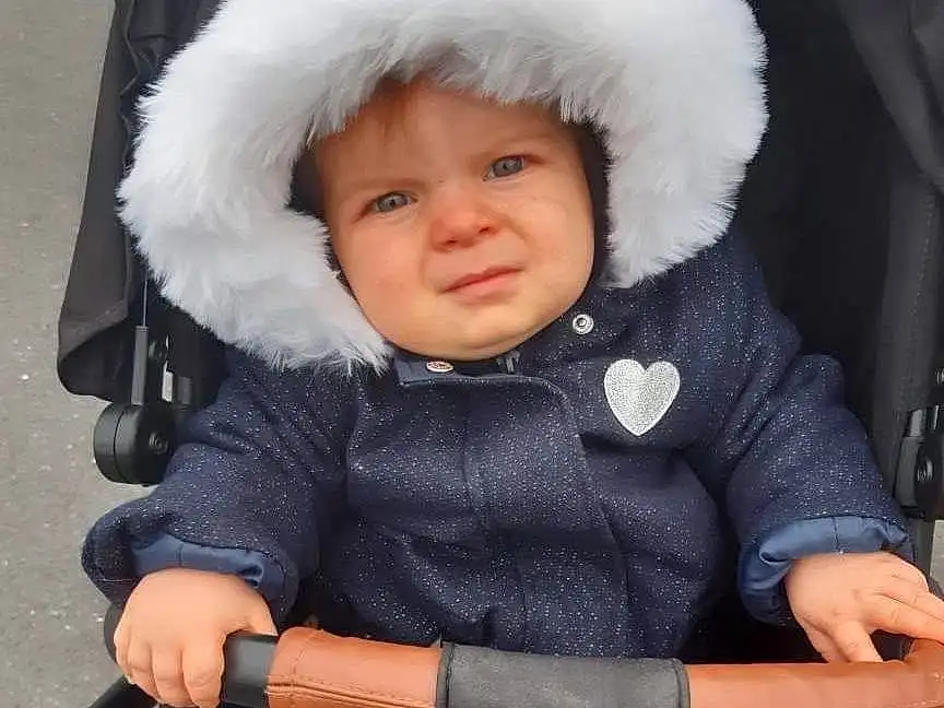 Joue, Peau, Head, Yeux, Blanc, Human Body, Sourire, Sleeve, Iris, Baby & Toddler Clothing, Baby, Bambin, Enfant, Happy, Comfort, Poil, Fun, Event, Hiver, Personne, Headwear
