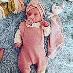 Peau, Hand, Bras, Photograph, Yeux, Baby & Toddler Clothing, Textile, Sleeve, Gesture, Rose, Happy, Finger, Baby, Thumb, Comfort, Cap, People In Nature, Jouets, Bambin, Baby Sleeping, Personne, Headwear