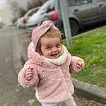 Visage, Head, Peau, Sourire, Hand, Yeux, Plante, Tire, People In Nature, Sleeve, Baby & Toddler Clothing, Herbe, Car, Gesture, Happy, Cap, Dress, Baby, Bambin, Automotive Tire, Personne, Joy