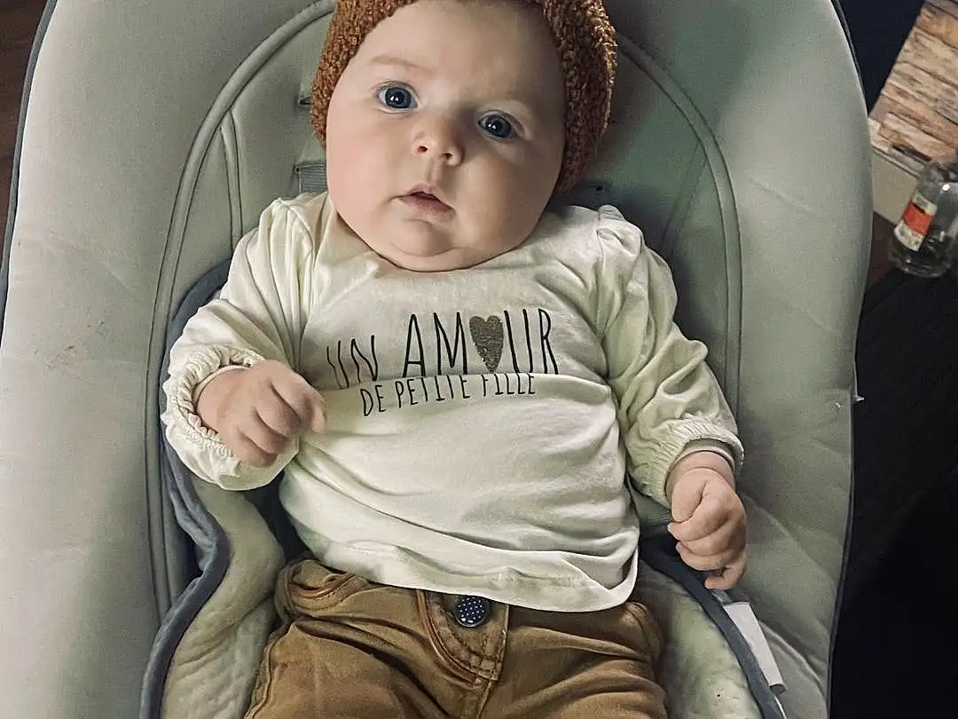 Head, Yeux, Comfort, Sleeve, Baby, Baby & Toddler Clothing, Finger, Car Seat, Chair, Bambin, Sneakers, Enfant, Baby Carriage, Assis, Flash Photography, Baby Products, Happy, Auto Part, Cap, Portrait Photography, Personne, Headwear