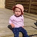Visage, Footwear, Peau, Shoe, Yeux, Jambe, Dress, Baby & Toddler Clothing, Sleeve, Arbre, Cap, Herbe, Bambin, Bois, People In Nature, Tints And Shades, Sun Hat, Beauty, Enfant, Leisure, Personne, Sorrow, Headwear
