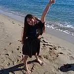 Eau, Bras, Jambe, People In Nature, Human Body, Plage, Ciel, Dress, People On Beach, Body Of Water, Happy, Sourire, Coastal And Oceanic Landforms, Fun, Leisure, Cool, Lake, Wind Wave, Recreation, Beauty, Personne, Joy