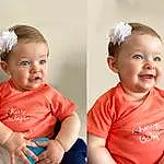 Joue, Peau, Bras, Sourire, Baby & Toddler Clothing, Sleeve, Happy, Iris, Gesture, Baby, Bambin, Flash Photography, Collar, T-shirt, Enfant, Assis, Fashion Accessory, Comfort, Pattern, Hair Accessory, Personne