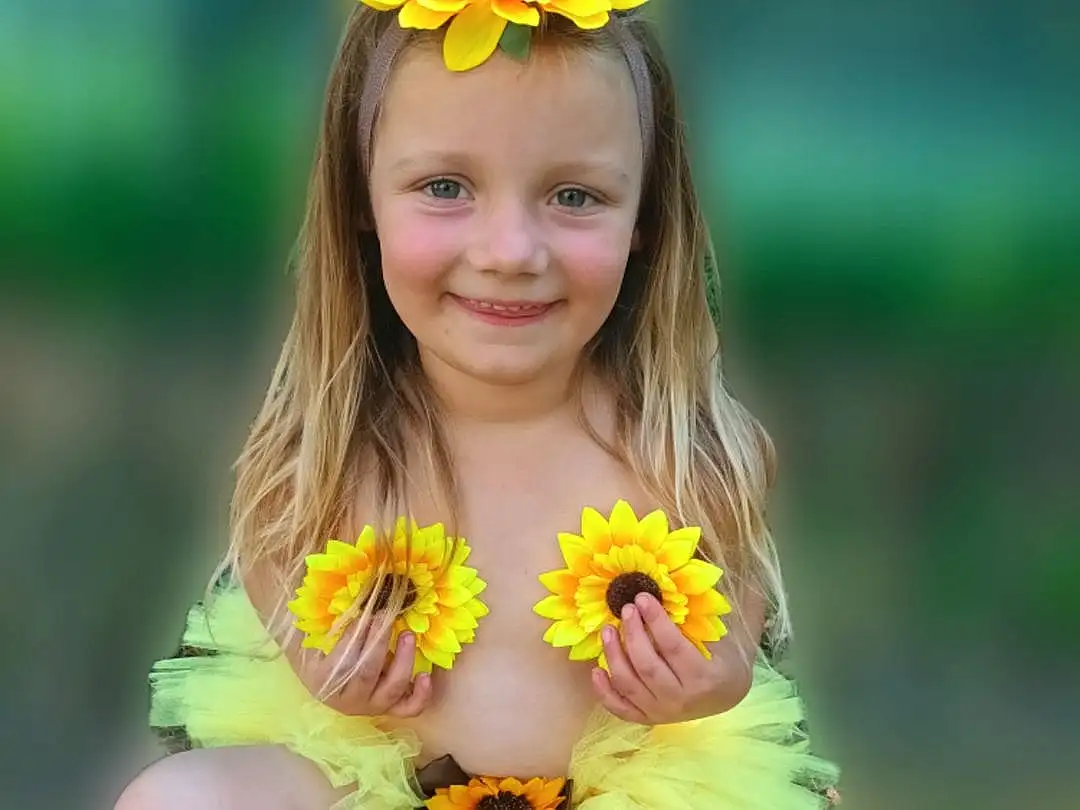 Clothing, Visage, Hair, Sourire, Fleur, Peau, Head, Plante, Hand, Bras, Yeux, Facial Expression, People In Nature, Petal, Human Body, Yellow, Flash Photography, Happy, Iris, Herbe, Personne, Joy, Headwear