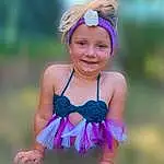 Visage, Sourire, Dress, Purple, Baby & Toddler Clothing, Happy, Rose, People In Nature, Headpiece, Herbe, Bambin, Magenta, Chapi Chapo, Electric Blue, Headband, Fun, Recreation, Enfant, Fashion Accessory, Hair Accessory, Personne, Joy, Headwear