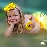Fleur, Peau, Sourire, Plante, Bras, People In Nature, Petal, Happy, Gesture, Yellow, Herbe, Flash Photography, Flowering Plant, Bambin, Close-up, Blond, Enfant, Wildflower, Glove, Fun, Personne, Joy