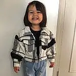 Sourire, Jambe, Sleeve, Debout, Gesture, Baby & Toddler Clothing, Collar, Bambin, Sneakers, Bag, Happy, Enfant, Pattern, Luggage And Bags, Uniform, Thumb, Denim, Room, Assis, Personne, Joy