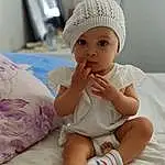 Peau, Hand, Bras, Baby, Gesture, Baby & Toddler Clothing, Finger, Nail, Bambin, Chapi Chapo, Comfort, Thumb, Enfant, Happy, Eyelash, Baby Products, Elbow, Room, Wrist, Fashion Accessory, Personne, Headwear