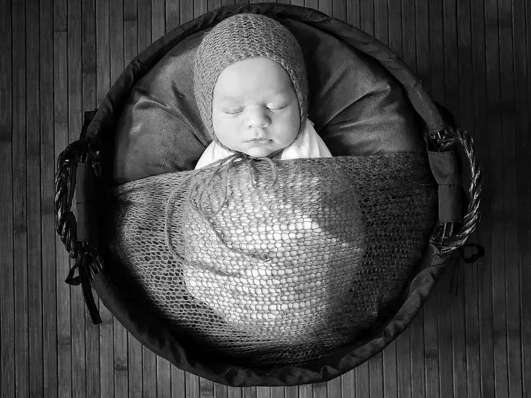 Head, Hand, Yeux, Infant Bed, Comfort, Textile, Baby, Flash Photography, Grey, Bois, Baby Sleeping, Baby Carriage, Baby & Toddler Clothing, Bambin, Basket, Enfant, Herbe, Monochrome, Baby Products, Personne