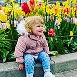 Fleur, Plante, Sourire, Shoe, Photograph, People In Nature, Sleeve, Yellow, Happy, Iris, Baby & Toddler Clothing, Petal, Herbe, Bambin, Leisure, People, Sneakers, Beauty, Flower Arranging, Annual Plant, Personne