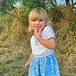 Hair, Plante, Shoulder, Sourire, People In Nature, Nature, Leaf, Azure, One-piece Garment, Sleeve, Baby & Toddler Clothing, Herbe, Dress, Waist, Happy, Day Dress, Summer, Bambin, Arbre, Meadow, Personne, Joy