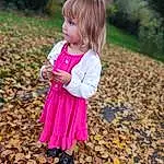 Hair, Visage, Plante, Photograph, People In Nature, Nature, Sourire, Sleeve, Arbre, Gesture, Happy, Baby & Toddler Clothing, Rose, Bambin, Herbe, Enfant, Recreation, Beauty, Leisure, Bois, Personne