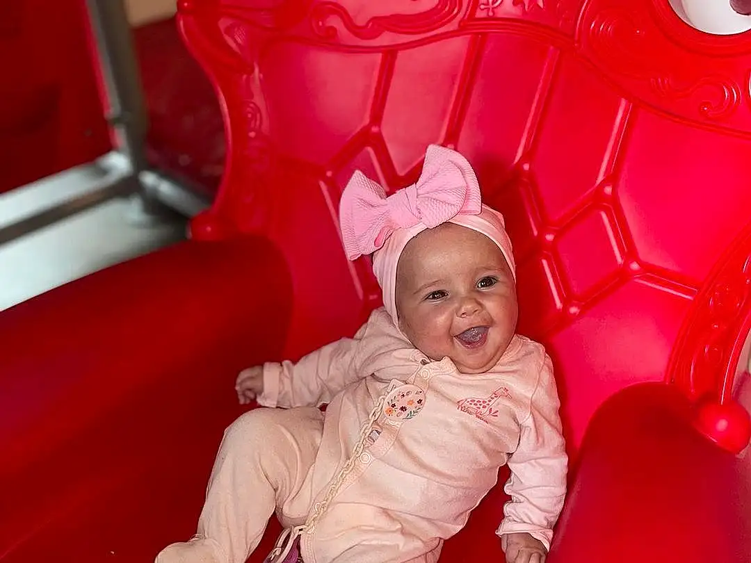 Sourire, Comfort, Rose, Happy, Red, Baby & Toddler Clothing, Bambin, Fun, Magenta, Baby, Jouets, Enfant, Assis, Carmine, Room, Chair, Leisure, Plastic, Font, Personne, Headwear