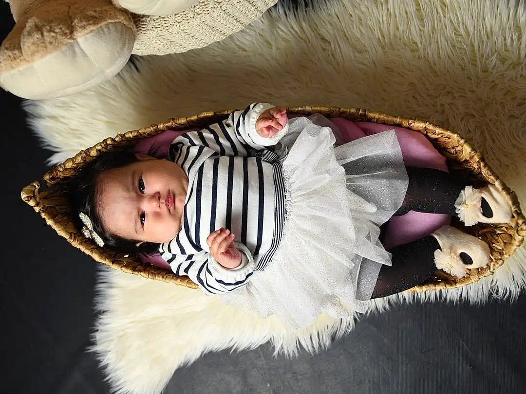 Head, Yeux, Textile, Flash Photography, Headgear, Costume Hat, Bambin, Arbre, Baby, Enfant, Happy, Baby & Toddler Clothing, Picture Frame, Poil, Event, Fashion Accessory, Feather, Fun, Headpiece, Personne