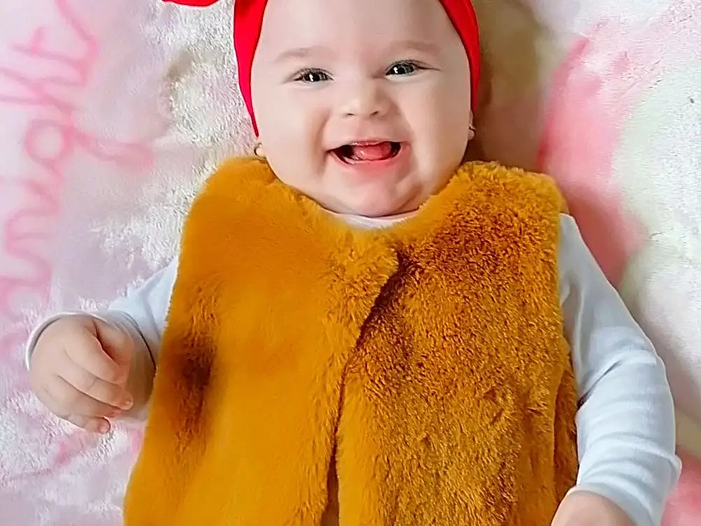 VÃªtements dâ€™extÃ©rieur, Coiffure, Bras, Blanc, Sourire, Neck, Human Body, Baby & Toddler Clothing, Textile, Sleeve, Debout, Waist, Rose, Yellow, Thigh, Happy, Cool, Red, Knee, Trunk, Personne, Joy, Headwear