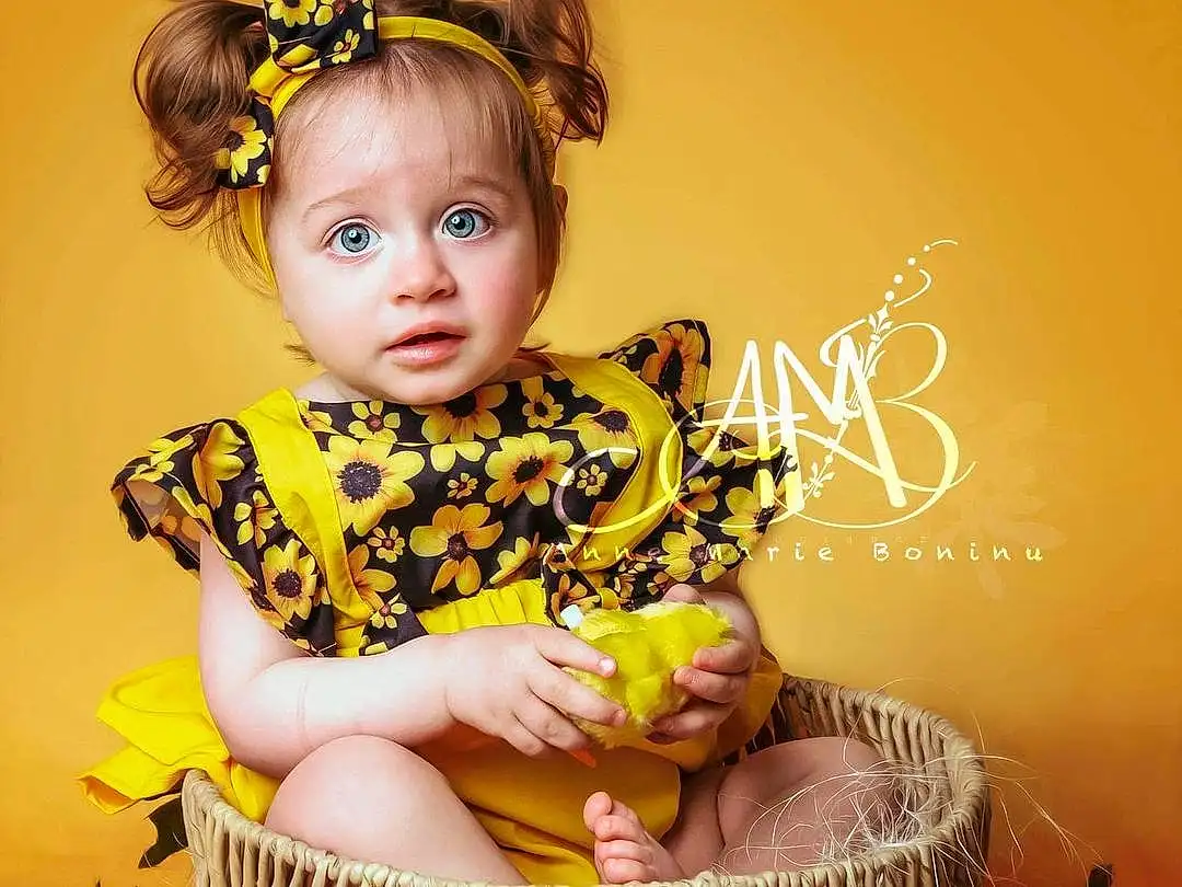 Sleeve, Baby & Toddler Clothing, Happy, Dress, Yellow, Flash Photography, Plante, Fleur, Bambin, Event, Cake, Jewellery, Sweetness, Assis, Enfant, Sugar Cake, Cake Decorating, Headpiece, Herbe, Flower Arranging, Personne