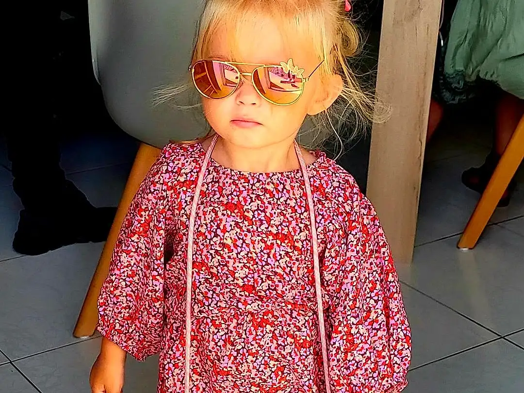 Hair, Joint, Peau, Lunettes, Shoe, Shoulder, Facial Expression, Blanc, Sleeve, Eyewear, Rose, Baby & Toddler Clothing, Thigh, Cool, Happy, Knee, Sunglasses, Bag, Personne