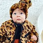 Visage, Head, Peau, VÃªtements dâ€™extÃ©rieur, Yeux, Fur Clothing, Oreille, Sleeve, Textile, Cap, Baby & Toddler Clothing, Military Camouflage, Iris, Collar, Faon, Bambin, Happy, Baby, Pattern, Camouflage, Personne