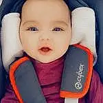 Nez, Joue, Peau, Eyebrow, Comfort, Seat Belt, Mouth, Bleu, Sourire, Azure, Baby In Car Seat, Textile, Finger, Gesture, Car Seat, Baby Carriage, Bambin, Thumb, Personne