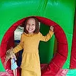 Sourire, Green, Aire de jeux, Leisure, Red, Bambin, Comfort, Recreation, Fun, Chute, Baby & Toddler Clothing, Enfant, Outdoor Play Equipment, Play, Happy, Circle, Bounce House, Personne, Joy