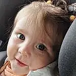 Nez, Joue, Peau, Lip, Chin, Eyebrow, Eyelash, Mouth, Iris, Flash Photography, Gesture, Happy, Sourire, Baby, Bambin, Enfant, Comfort, Baby & Toddler Clothing, Blond, Car Seat, Personne