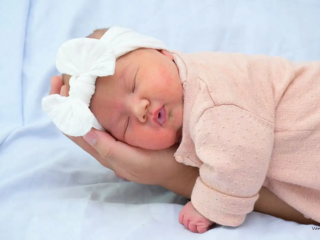 Visage, Peau, Yeux, Comfort, Human Body, Baby, Baby & Toddler Clothing, Sleeve, Baby Sleeping, Headgear, Finger, Bambin, Linens, Enfant, Baby Products, Sleep, Portrait Photography, Room, Beanie, Sieste, Personne, Headwear