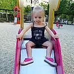 Aire de jeux, Enfant, Rose, Public Space, Outdoor Play Equipment, Fun, Human Settlement, Bambin, Play, Playground Slide, Leisure, Vacation, Summer, Recreation, City, Sourire, Chute, Magenta, Personne
