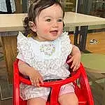 Visage, Joue, Peau, Chin, Yeux, Meubles, Chair, Sourire, Table, Rose, Thigh, Bambin, Knee, Happy, Fun, Human Leg, Enfant, Baby & Toddler Clothing, Foot, Assis, Personne