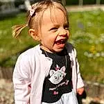 Clothing, Nez, Head, Peau, Lip, Leaf, Neck, Baby & Toddler Clothing, Sleeve, Happy, Herbe, Sourire, Bambin, Street Fashion, People In Nature, T-shirt, Plante, Baby, Personne