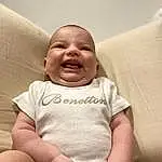 Nez, Joue, Sourire, Peau, Lip, Chin, Hand, Mouth, Comfort, Human Body, Sleeve, Happy, Gesture, Baby & Toddler Clothing, Finger, Baby, Bambin, Fun, Thumb, Stomach, Personne