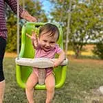 Head, Plante, Jambe, Sourire, People In Nature, Happy, Gesture, Arbre, Baby & Toddler Clothing, Swing, Herbe, Bambin, Leisure, Baby, Fun, Barefoot, Enfant, Recreation, Thigh, Foot, Personne, Joy