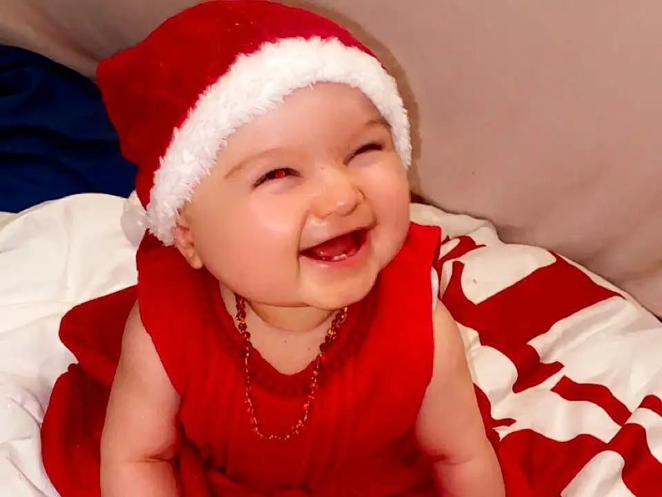 Visage, Sourire, Peau, Baby, Human Body, Dress, Sleeve, Baby & Toddler Clothing, Happy, Flash Photography, Rose, Comfort, Finger, Red, Bambin, Santa Claus, Cap, Fun, Beauty, Event, Personne, Joy, Headwear
