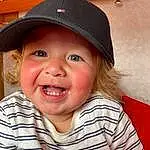 Clothing, Forehead, Nez, Joue, Peau, Sourire, Lip, Chin, Eyebrow, Yeux, Mouth, Facial Expression, Cap, Sleeve, Iris, Happy, Chapi Chapo, Baby, Red, Cool, Personne, Headwear