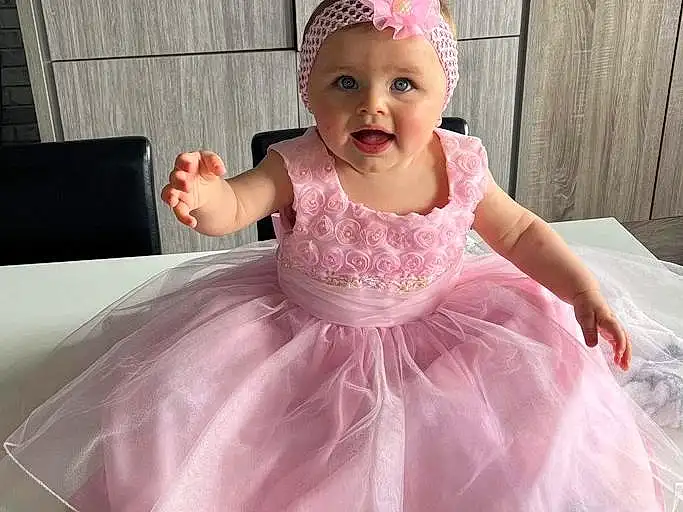 Visage, Peau, Sourire, Dress, Purple, Baby & Toddler Clothing, Sleeve, Happy, Rose, Headgear, Embellishment, Bambin, Magenta, Bridal Accessory, Gown, Beauty, Headpiece, Ruffle, Event, Personne, Headwear