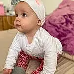 Clothing, Joue, Peau, Lip, Chin, Blanc, Baby & Toddler Clothing, Sleeve, Rose, Cap, Baby, Headgear, Bambin, Comfort, Happy, Bois, Enfant, Assis, Personne, Headwear